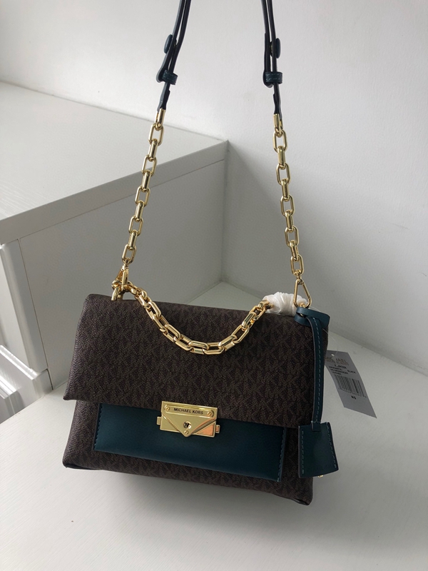 マイケルコースバッグ着用イメージ